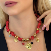 Collar Corbatin Satin Rojo con Dijes y Piedras