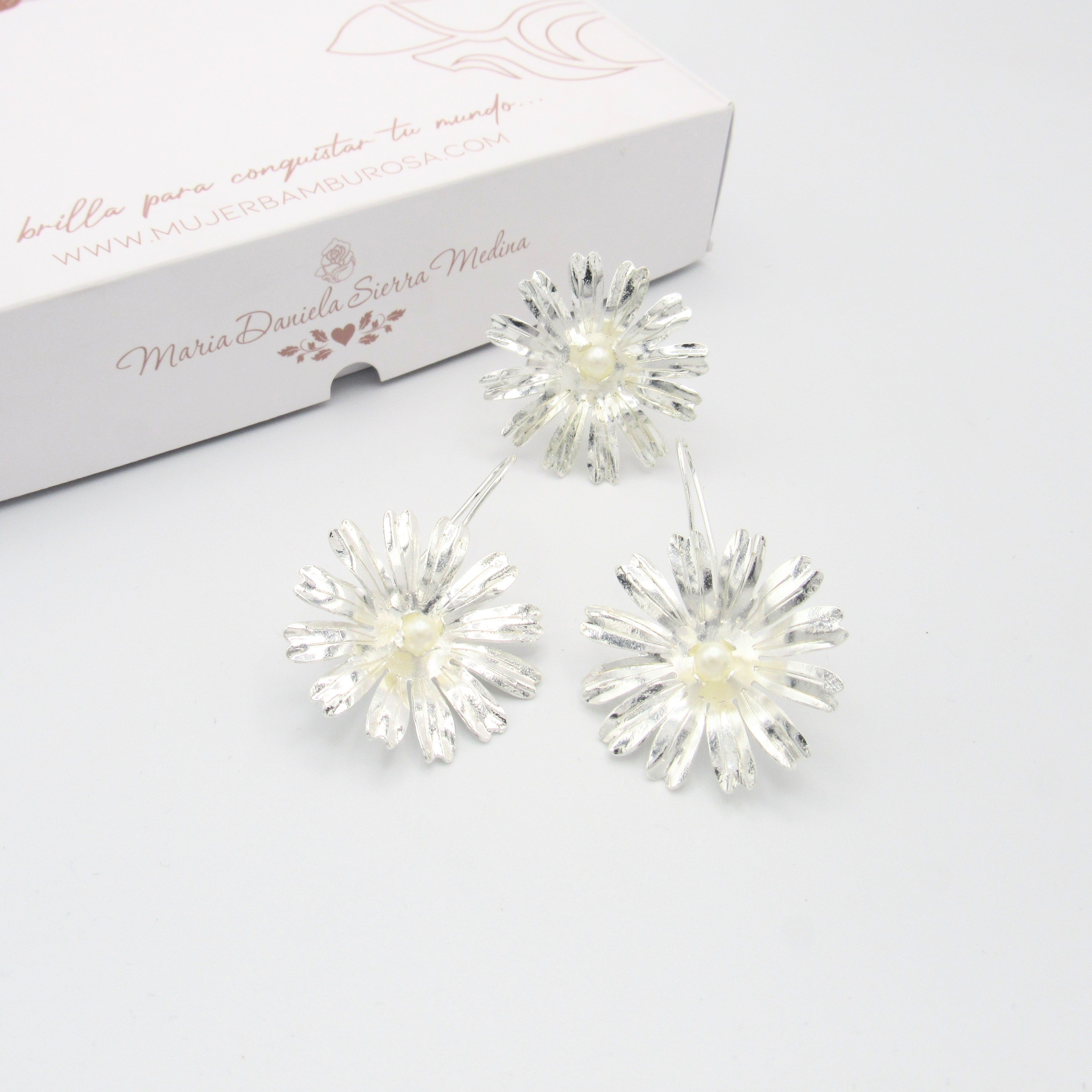 Set Anillo Y Aretes margaritas Plateadas - Bambú Rosa Joyas y Accesorios