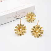 Set Anillo Y Aretes margaritas Doradas - Bambú Rosa Joyas y Accesorios