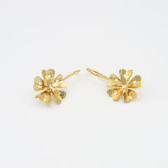 Aretes Ganchos Flor 5 Petalos Mini Dorado - Bambú Rosa Joyas y Accesorios