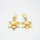 Aretes Perla Primavera Flor Dorado - Bambú Rosa Joyas y Accesorios