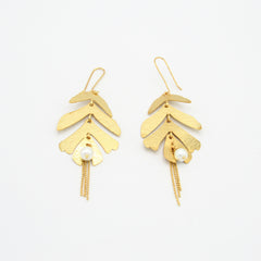 Aretes Ganchos Hoja Articulada Perla Dorados - Bambú Rosa Joyas y Accesorios