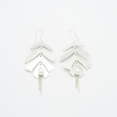 Aretes Ganchos Hoja Articulada Perla Plateados