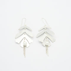 Aretes Ganchos Hoja Articulada Perla Plateados - Bambú Rosa Joyas y Accesorios