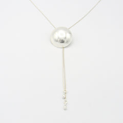 Collar Corbatín Esfera con Balines Plateado