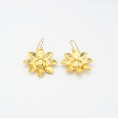 Aretes Ganchos Flores Margarita Musa Dorados