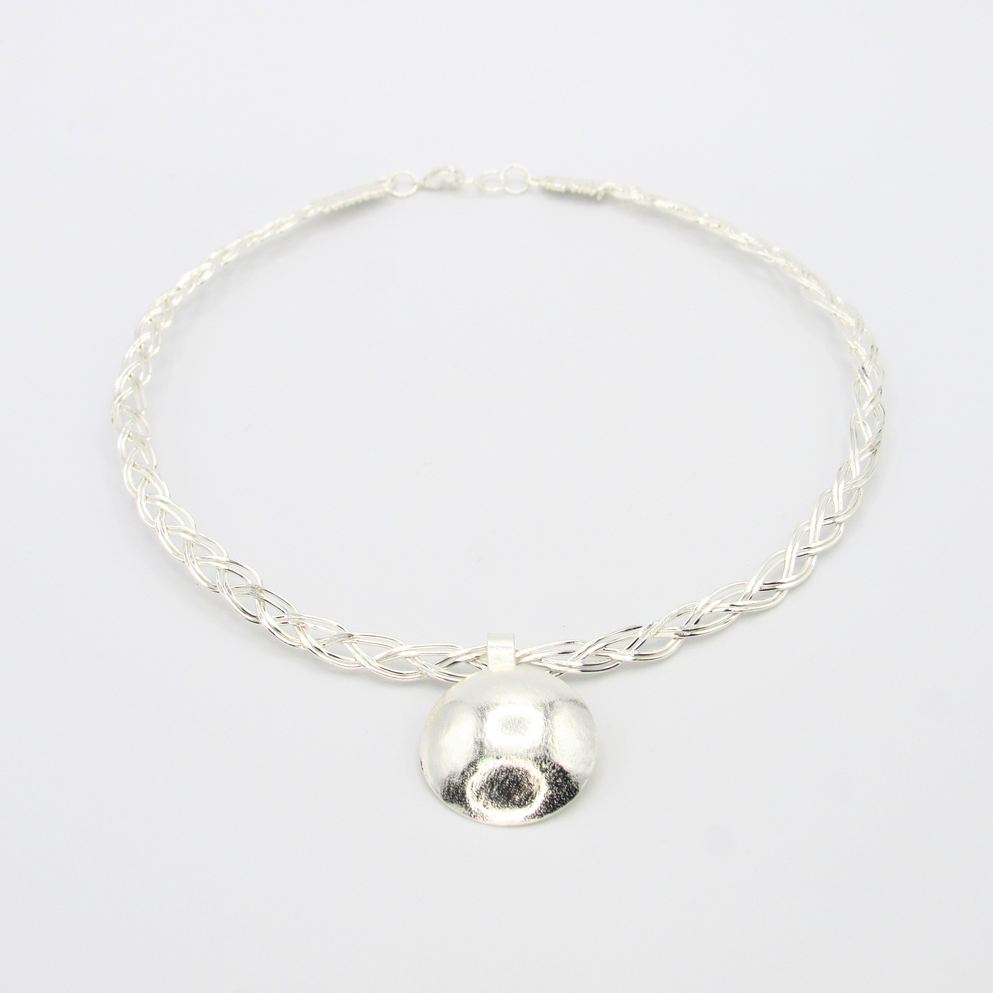 Collar Aro Trenzado Ovalo Plateado - Bambú Rosa Joyas y Accesorios