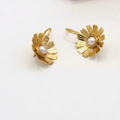 Aretes Ganchos Perla Margaritas Dorados - Bambú Rosa Joyas y Accesorios