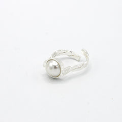 Anillo Perla Trenzado Plateado - Bambú Rosa Joyas y Accesorios