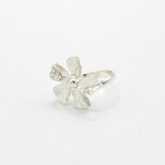 Anillo Mini Flor Esencial Plateado - Bambú Rosa Joyas y Accesorios