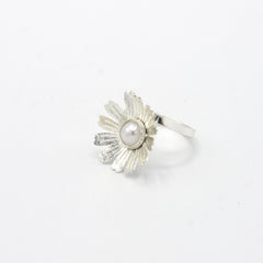 Anillo Margarita Perla Plateado - Bambú Rosa Joyas y Accesorios