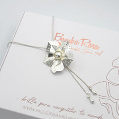 Collar Corbatín Flor Perla Conexión Plateado