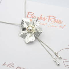 Collar Corbatín Flor Perla Conexión Plateado