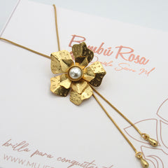 Collar Corbatín Flor Perla Conexión Dorado