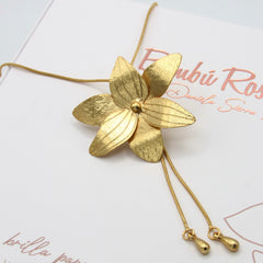 Collar Corbatín Flor Orquidea Dorado