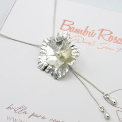 Collar Corbatín Flor Perla 5 Petalos Plateado