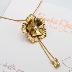 Collar Corbatín Flor Perla 5 Petalos Dorado
