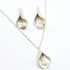 Set Collar Y Aretes Flor Cayena Pistilos Perlas Plateado