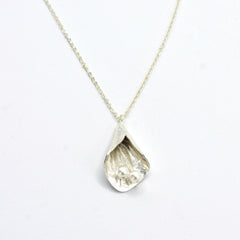 Collar Flor Cayena Pistilos Perlas Plateado