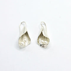 Aretes Gancho Flor Cayena Pistilos Perlas Plateados