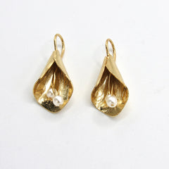 Aretes Gancho Flor Cayena Pistilos Perlas Dorados