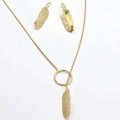 Set Collar Corbatin Y Aretes Gancho Hoja De Platano Dorado