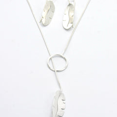 Set Collar Corbatin Y Aretes Gancho Hoja De Platano Plateado