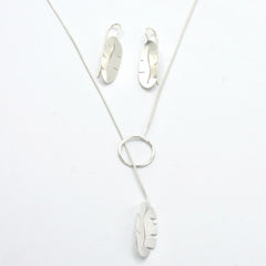 Set Collar Corbatin Y Aretes Gancho Hoja De Platano Plateado