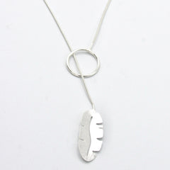 Collar Corbatin Hoja de Platano Plateado - Bambú Rosa Joyas y Accesorios