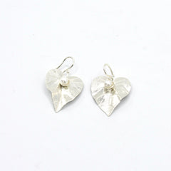 Aretes Gancho Flor Anturio Perla Plateado