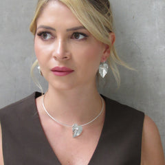 Aretes Gancho Flor Anturio Perla Plateado