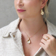 Collar Flor Cayena Pistilos Perlas Dorados