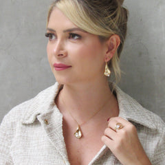 Set Collar Y Aretes Flor Cayena Pistilos Perlas Dorado