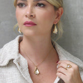 Set Collar Y Aretes Flor Cayena Pistilos Perlas Dorado