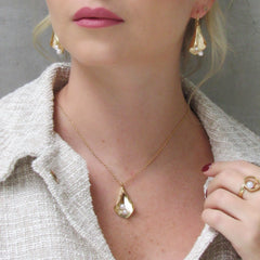 Collar Flor Cayena Pistilos Perlas Dorados