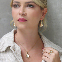 Aretes Gancho Flor Cayena Pistilos Perlas Dorados