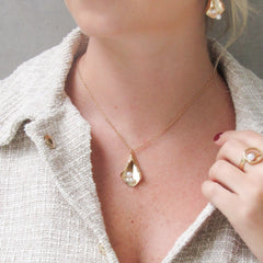 Set Collar Y Aretes Flor Cayena Pistilos Perlas Dorado