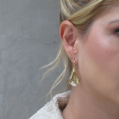 Aretes Gancho Flor Cayena Pistilos Perlas Dorados