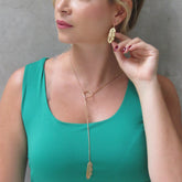 Set Collar Corbatin Y Aretes Gancho Hoja De Platano Dorado