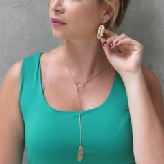 Set Collar Corbatin Y Aretes Gancho Hoja De Platano Dorado