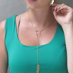 Set Collar Corbatin Y Aretes Gancho Hoja De Platano Dorado