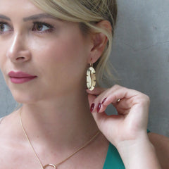 Set Collar Corbatin Y Aretes Gancho Hoja De Platano Dorado