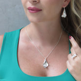 Collar Flor Cayena Pistilos Perlas Plateado