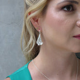 Aretes Gancho Flor Cayena Pistilos Perlas Plateados