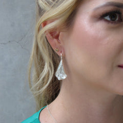 Aretes Gancho Flor Cayena Pistilos Perlas Plateados