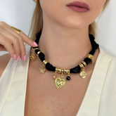 Collar Corbatin Satin Negra con Dijes y Piedras