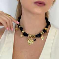 Collar Corbatin Satin Negra con Dijes y Piedras