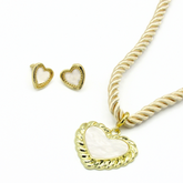 Set Collar y Aretes Corazón Nacar En Lazo Dorado