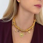Collar Corbatin Satin Dorado con Dijes y Piedras