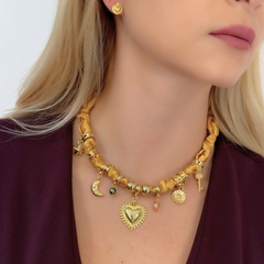Collar Corbatin Satin Dorado con Dijes y Piedras